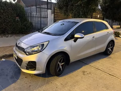 Kia Rio 5  1.2L  LX usado (2017) color Plata precio $7.000.000