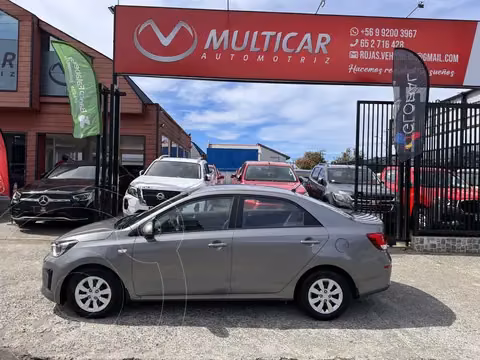 Kia Soluto 1.4L LX AC usado (2023) color Gris financiado en cuotas(pie $2.150.000)
