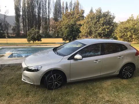 Volvo V40 2.0L D2 Comfort usado (2019) color Blanco precio $11.500.000
